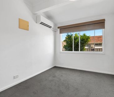 Charming 2-bedroom unit - Photo 1