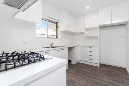 Stunning fully renovated 2 bedroom home unit - Photo 2