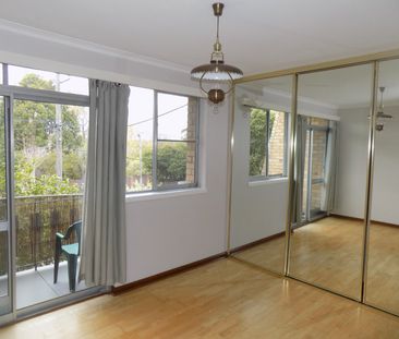 SPACIOUS TWO BEDROOM APARTMENT - Photo 2