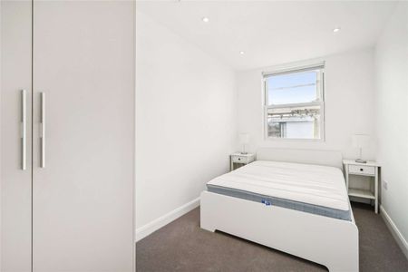 A modern two bedroom apartment located close to Clapham Junction. - Photo 4