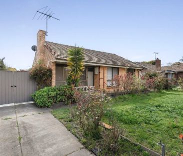 “3 Bedroom home WITH separate Bungalow!” - Photo 4