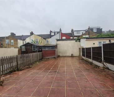 3 bedroom end of terrace house to rent - Photo 1