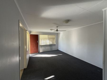 3 BEDROOM HOME - CENTRAL LOCATION! 1 Weeks Free Rent - Photo 2