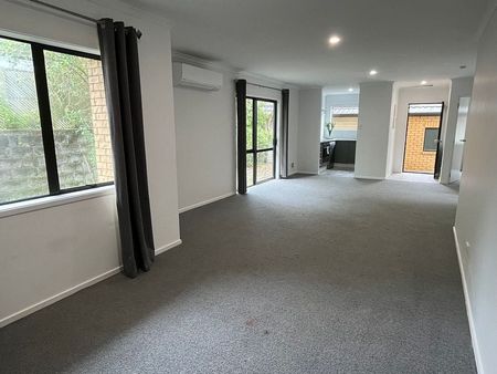 AVAILABLE NOW Sunny, quiet, 2 bed - 2 car parks - Photo 2