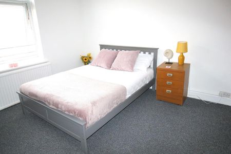 1 bedroom in a house share to rent - Photo 4