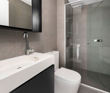 Modern and Central - Photo 5