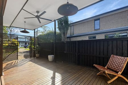 Charming "Mid Century Modern" Renovated Home - Photo 3