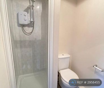 1 bedroom in a flat share to rent - Photo 2
