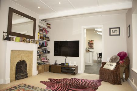 2 Bed Flat, Tabor Grove, SW19 - Photo 2