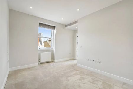 3 bedroom flat in London - Photo 4