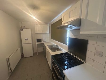 PETERBOROUGH - Photo 2