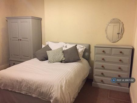 3 bedroom semi-detached house to rent - Photo 3