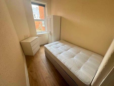 Simonside Terrace, Newcastle Upon Tyne, NE6 - Photo 2