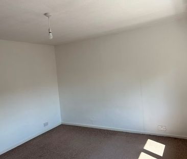 2 Bed Maisonette, Lyme Farm Road, SE12 - Photo 3