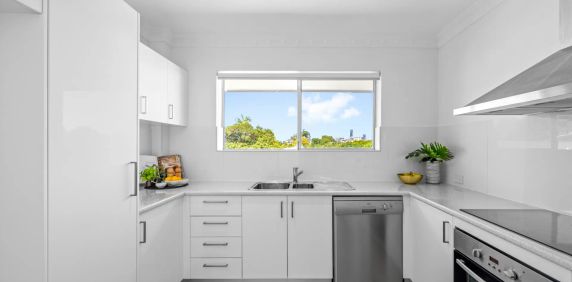 Spacious light-filled unit capturing the breeze - leafy outlook and city glimpses. - Photo 2