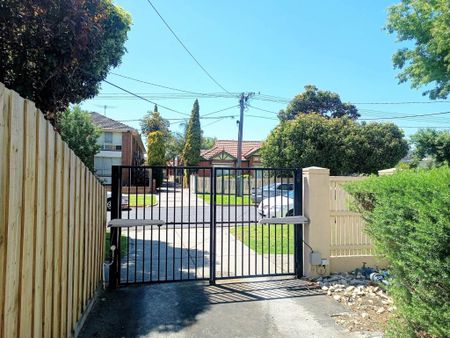 Charming 1-Bedroom Unit with Courtyard in a Premium Yarraville Location - Photo 5