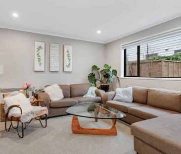 Large 4BR Townhouse in Silverdale! - Photo 1