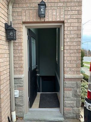 For Lease - 2031 Oxford Avenue, Oakville, Ontario - Photo 1