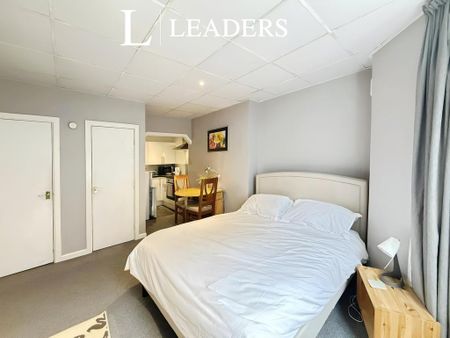 Studio to rent - Photo 2