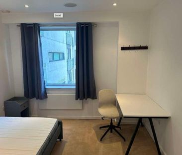Brayford Waterfront // Bed & Bath // July, LN5 - Photo 2