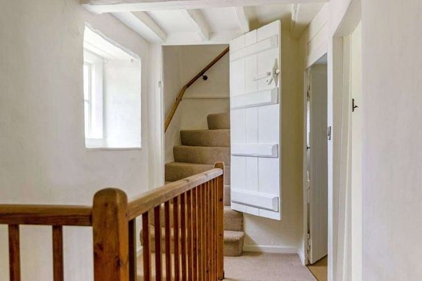 Grade II listed Cotswold stone cottage - Photo 1