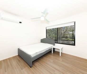 Fully furnished with water bills included! - Photo 5