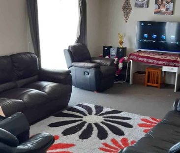 Fully Renovated 3 Beddy 1 Bathroom Pet Friendl... - Photo 2