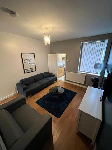 4 bedroom flat to rent - Photo 2