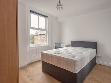 4 bedroom flat to rent - Photo 2