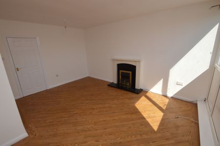 2 Bedroom FIrst Floor Flat - Photo 2