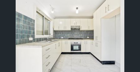 Spacious townhouse in a quiet Penrith complex - Photo 3