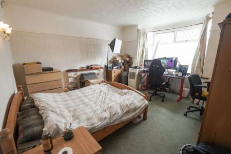 To Rent Coombe Avenue, Redhill, Bournemouth, BH10 £1,800 pcm Tenancy Info - Photo 5