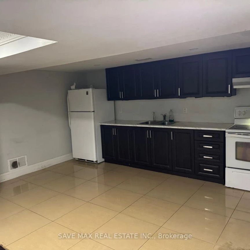 5 LOMBARDY CRESCENT - Photo 1