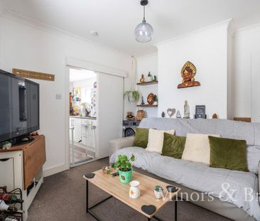 3 bedroom end of terrace house to rent - Photo 2