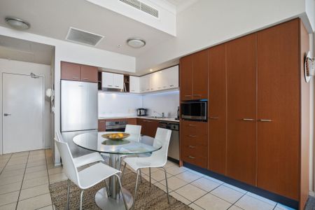 RESORT LIVING IN THE HEART OF SURFERS PARADISE! - Photo 5