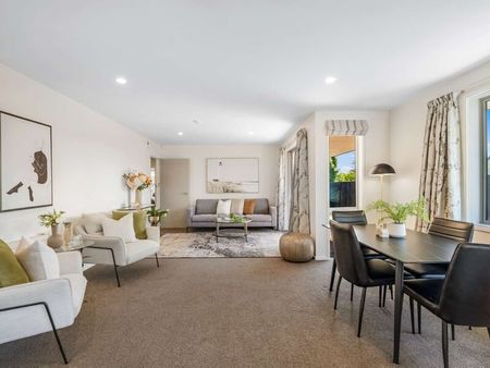 Lovely Three Bedroom Family Home! - Photo 2