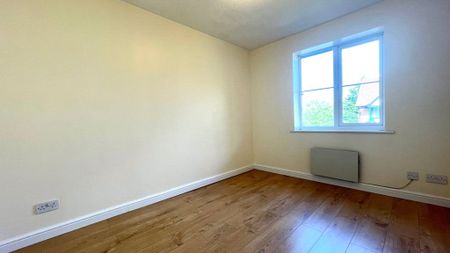 2 bedroom Flat in Admirals Court, Reading - Photo 3