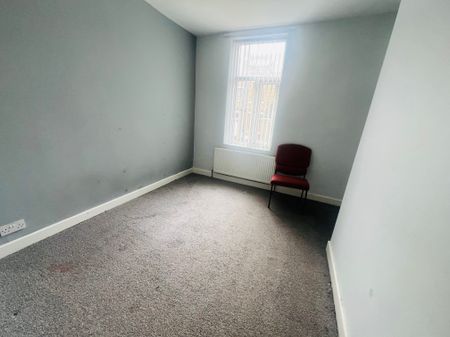 4 bedroom house to rent Leamington Street, Bradford, West Yorkshire, BD9 - Photo 5