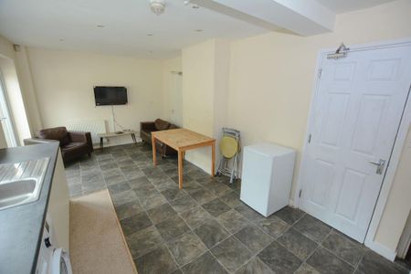 4 bedroom semi-detached house to rent - Photo 2