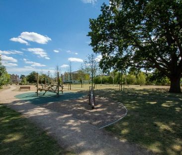 Roper Crescent, TW16, London - Photo 1