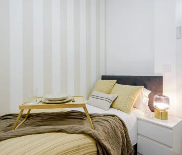Room in a shared 8-bedroom apartment for rent in Trafalgar. - Photo 5