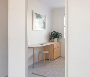 Stylishly Renovated Split-Level Apartment in Prime City Fringe Loca... - Photo 4