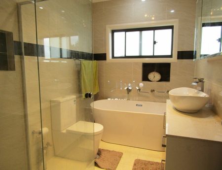 Stunning 5-Bedroom Family Home!! - Photo 3