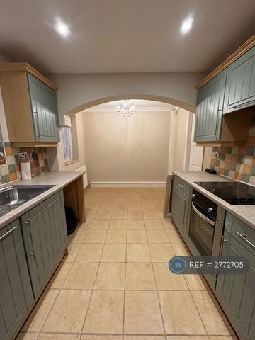 3 bedroom semi-detached house to rent - Photo 5