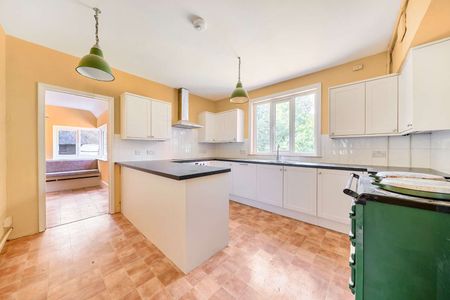 A substantial and historic Grade I listed home set with the renowned Penshurst Estate. - Photo 4