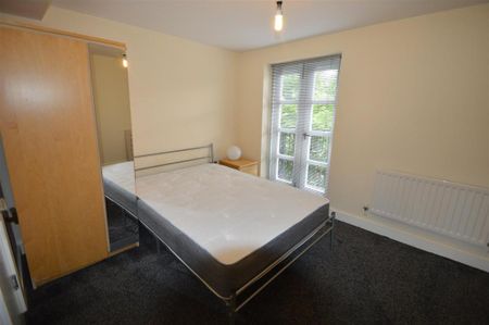 3 bedroom flat to rent - Photo 3