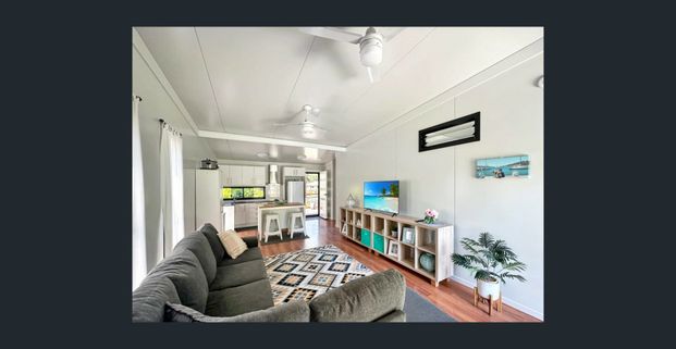 A Lovely island property with dual living ability! - Photo 1