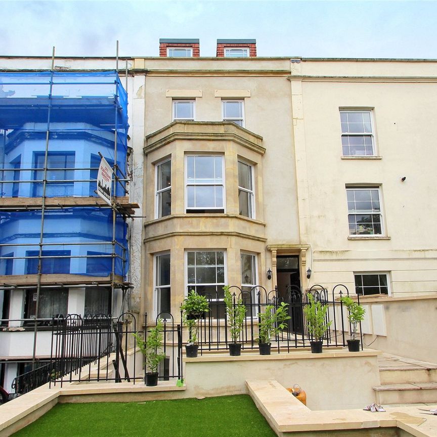 Coronation Road, - Photo 1