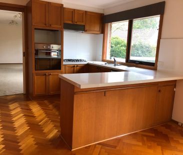 IMPRESSIVE FAMILY HOME - SINGLE LEVEL SPACE AND COMFORT - Photo 2