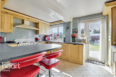 4 bedroom end of terrace house to rent - Photo 3